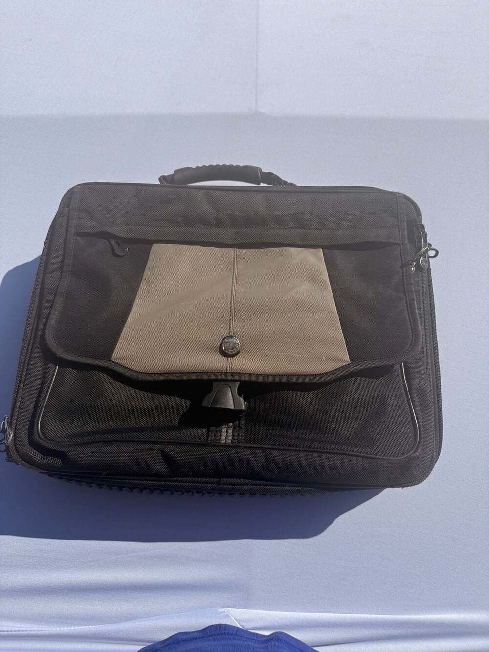 Targus Black and Gray Deluxe Laptop Messenger Bag Briefcase CPT401D